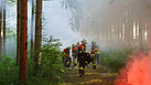 Verrauchtes Waldgebiet, Einsatzkräfte löschen Feuer