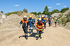 Feuerwehr und THW transportieren Verletzte Person