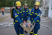 THW-Helfer transportieren Verletzten