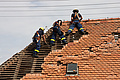 THW-Kräfte sichern das Dach